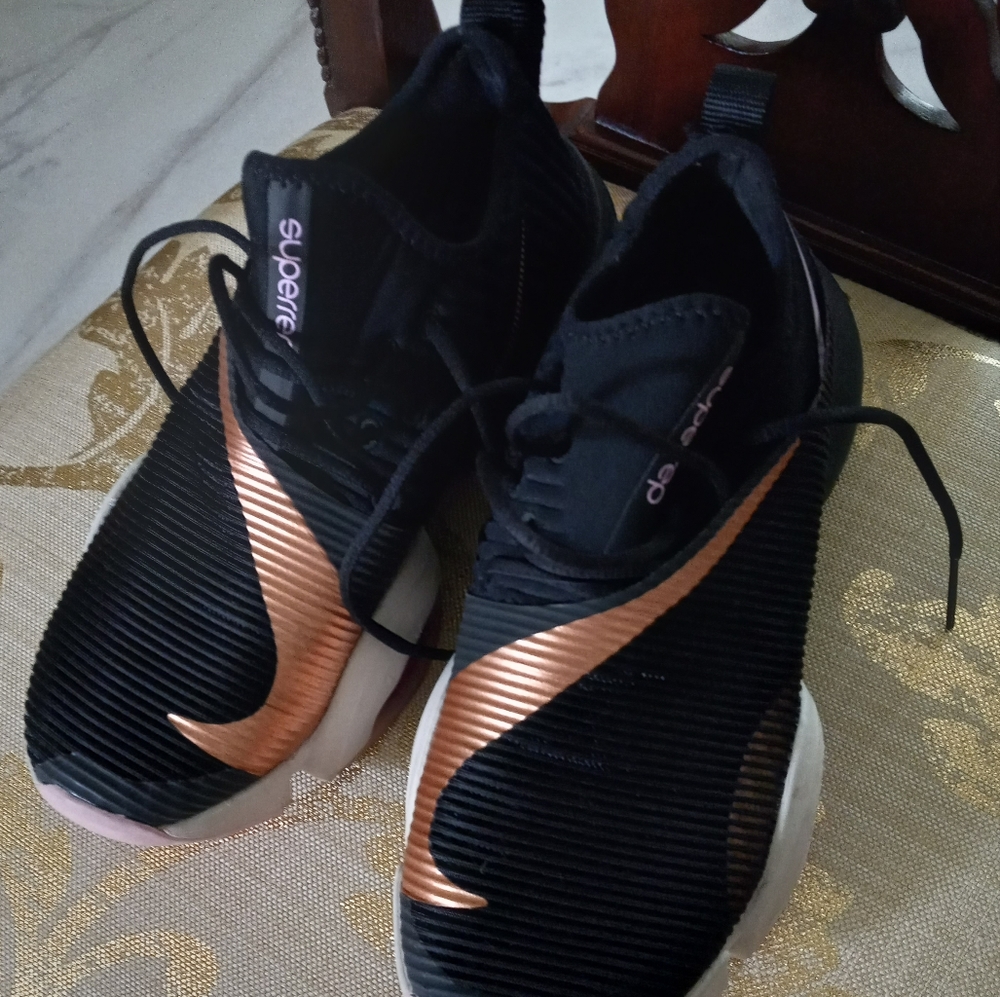 NIKE Women sneakers 6.5
